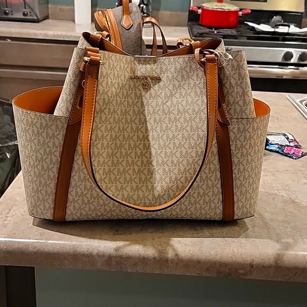 I'm selling a Michael Kors bag /purse it's absolutely beautiful .